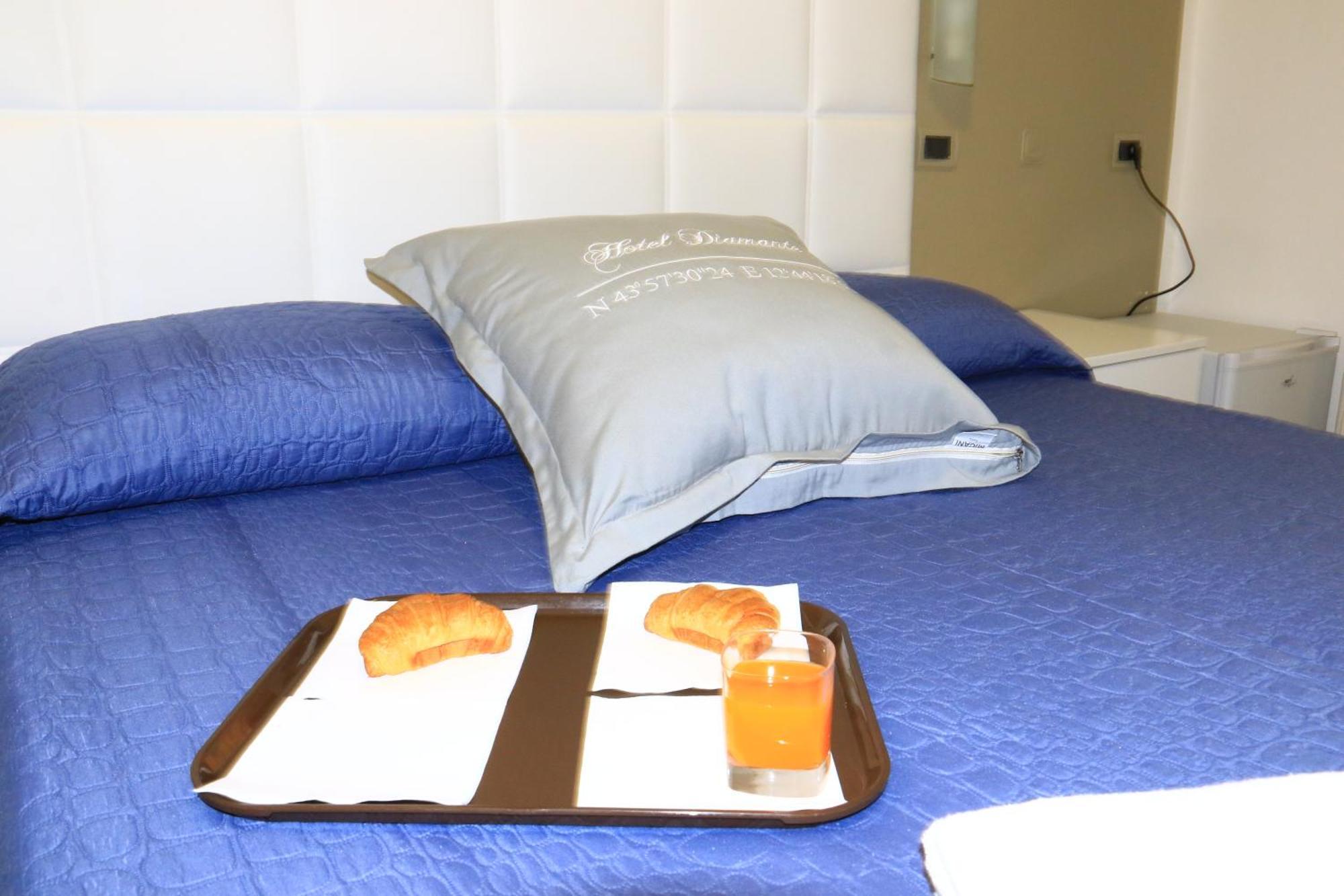 Hotel Diamante Cattolica Esterno foto