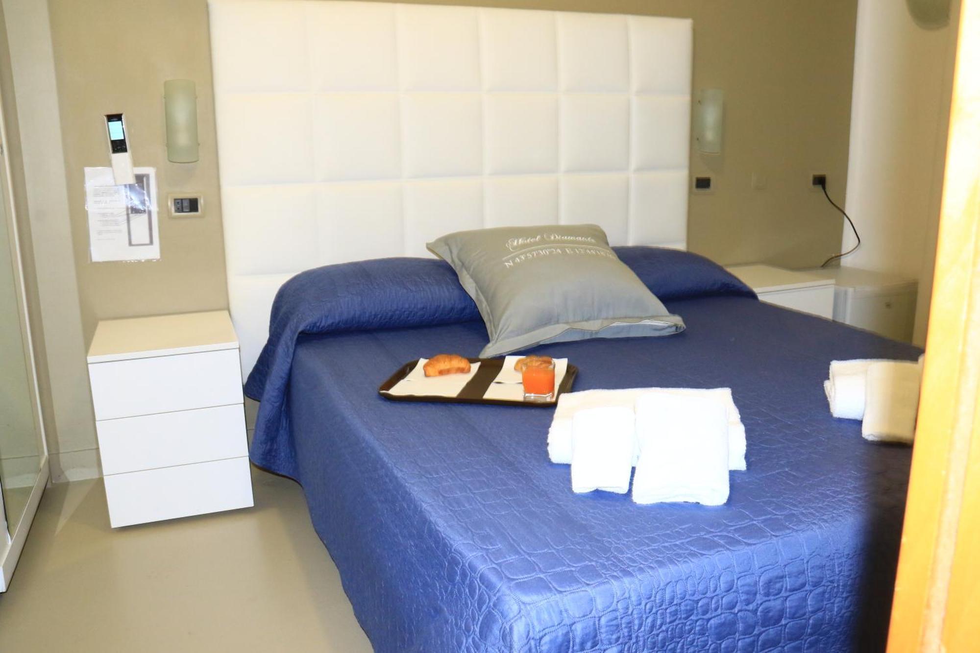 Hotel Diamante Cattolica Esterno foto