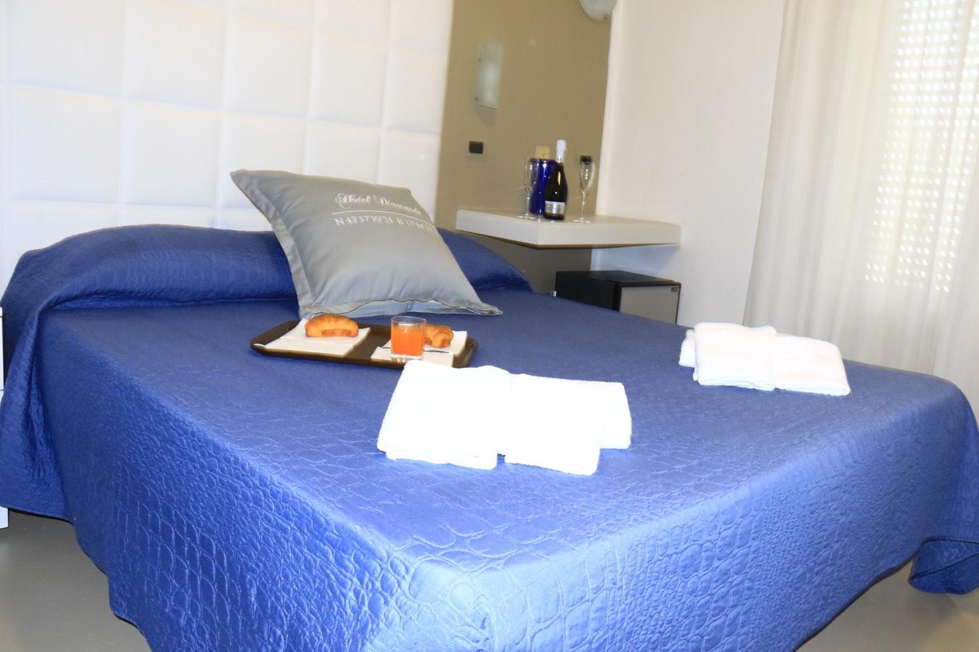 Hotel Diamante Cattolica Esterno foto