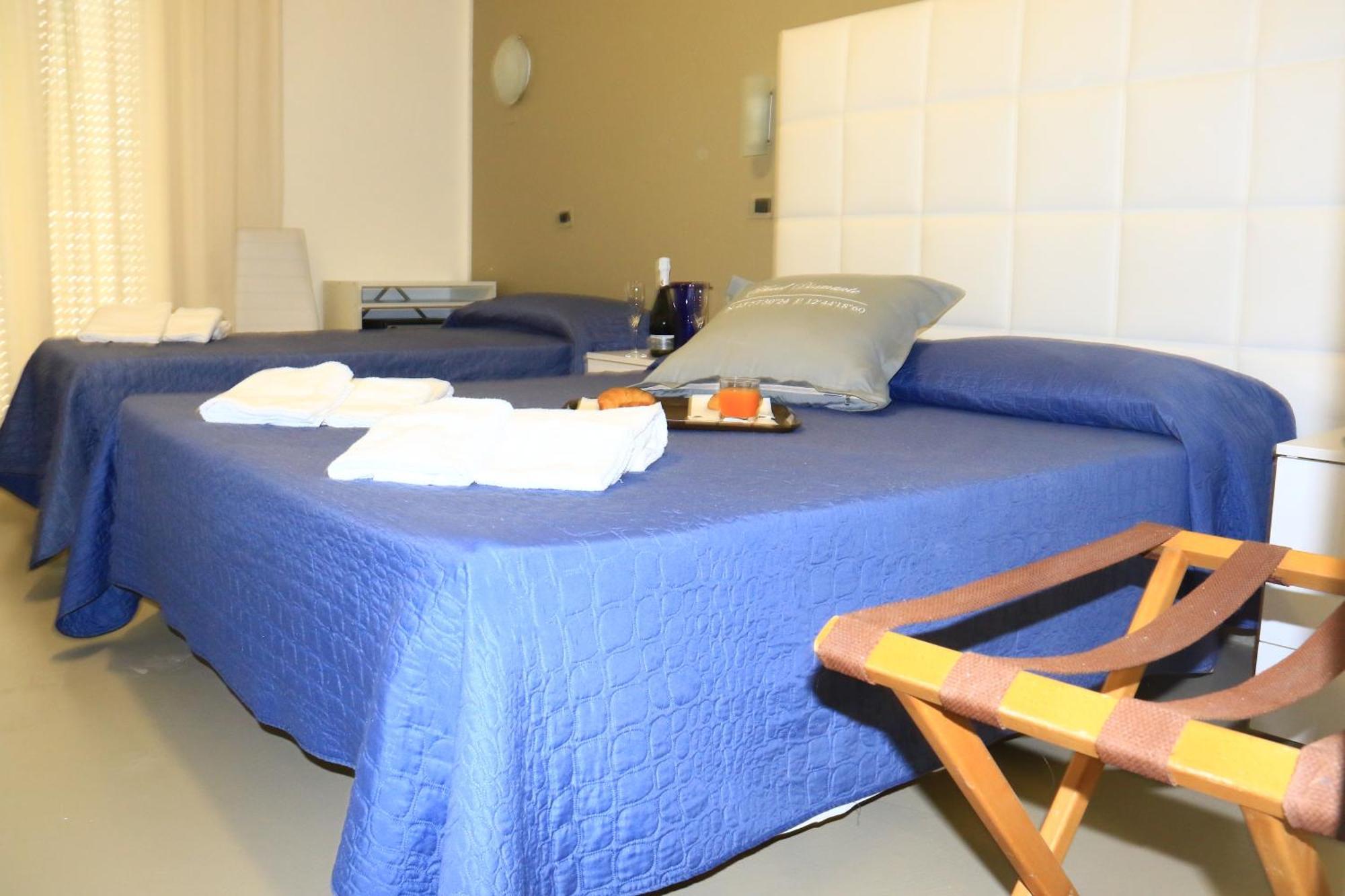 Hotel Diamante Cattolica Esterno foto