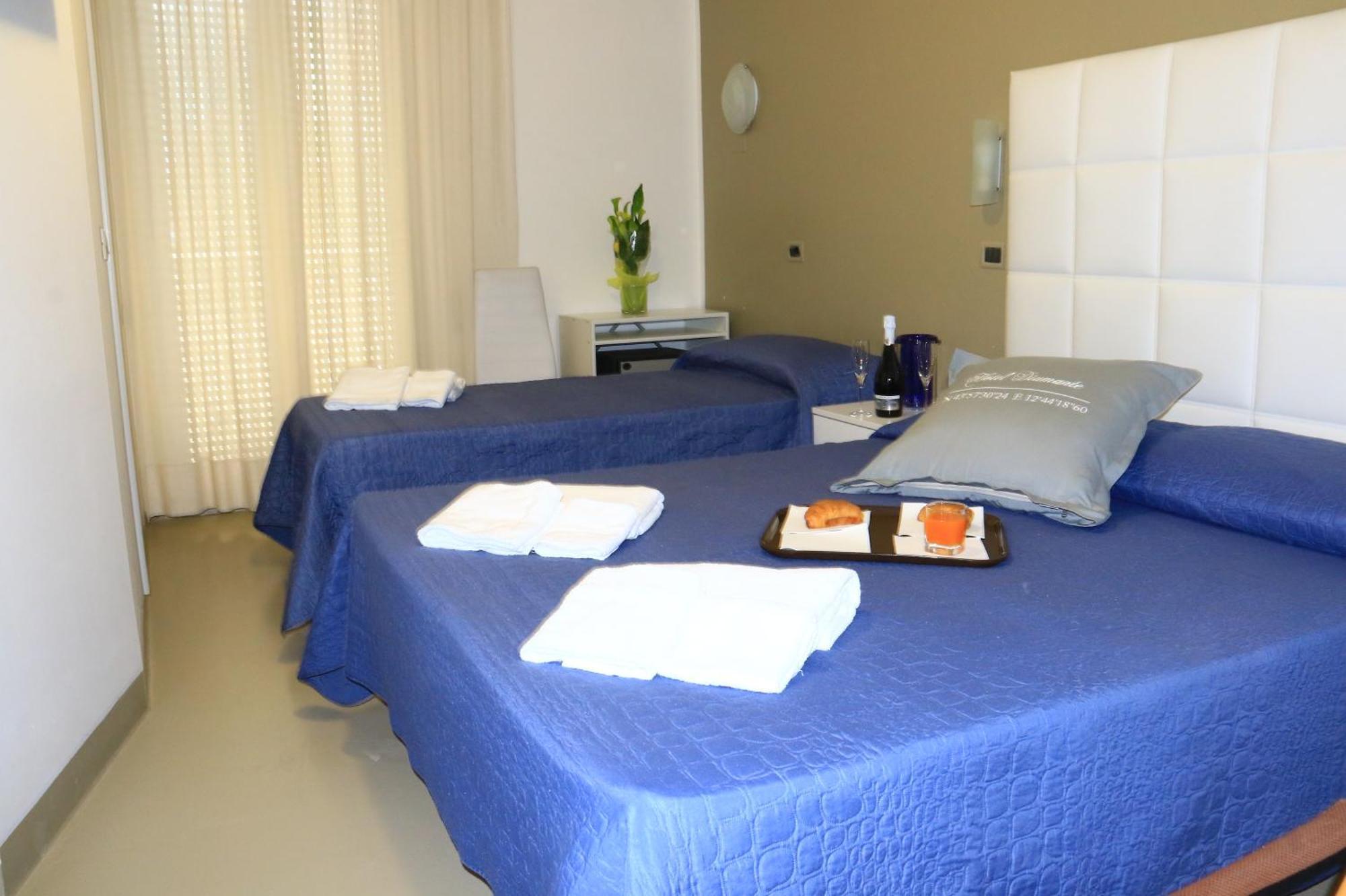 Hotel Diamante Cattolica Esterno foto