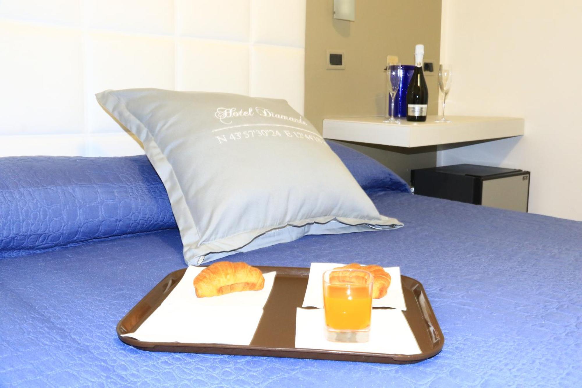 Hotel Diamante Cattolica Esterno foto