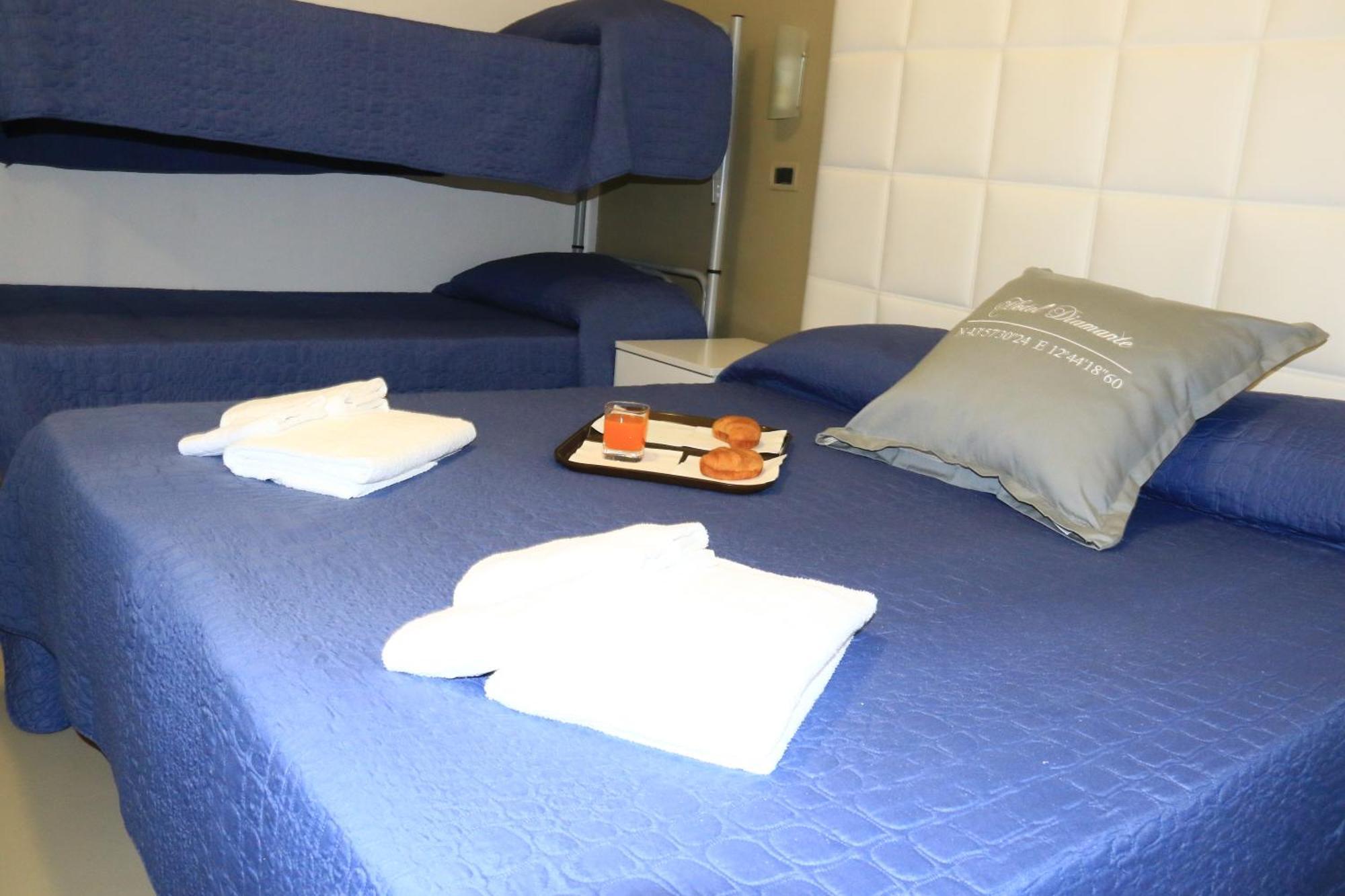 Hotel Diamante Cattolica Esterno foto