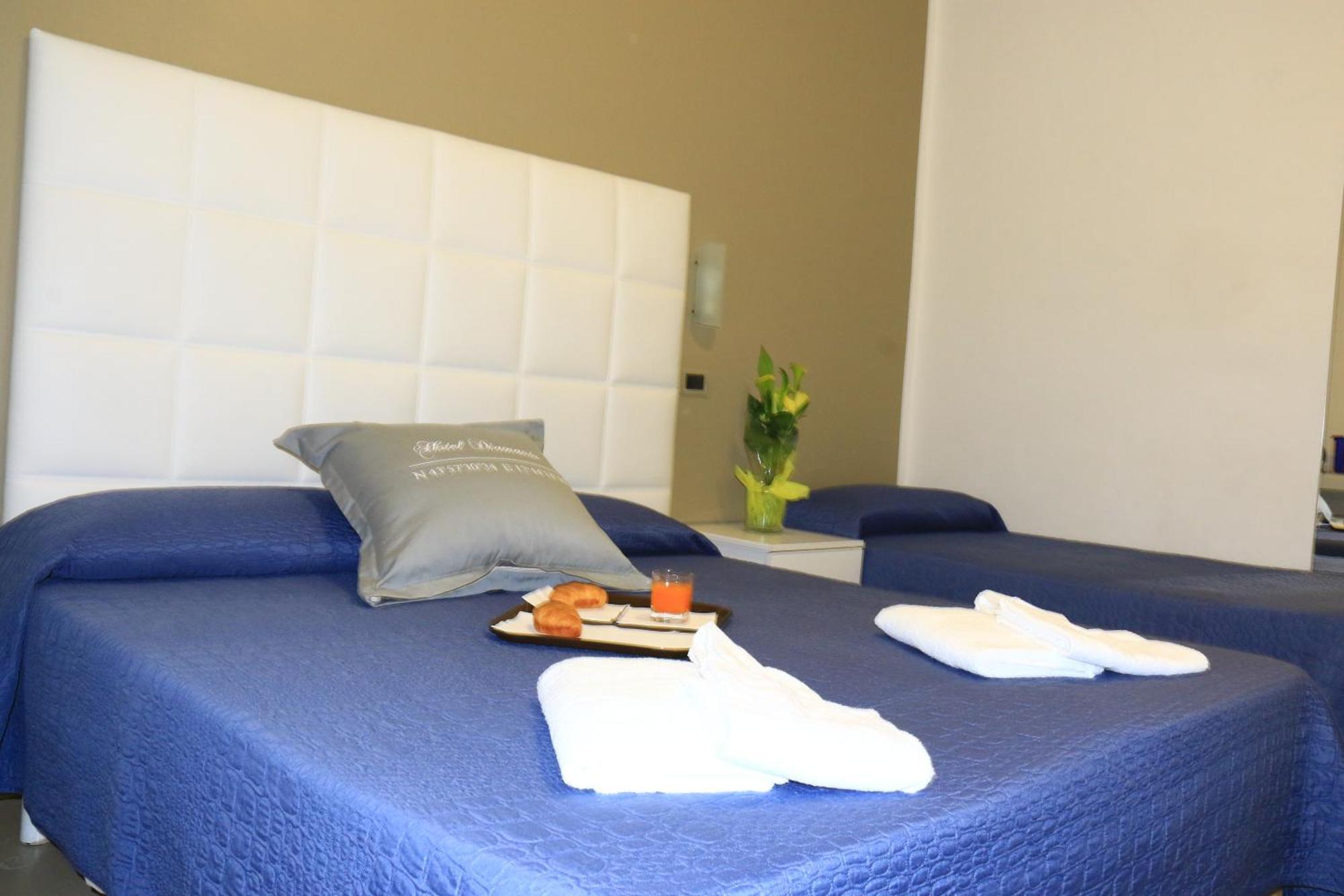 Hotel Diamante Cattolica Esterno foto
