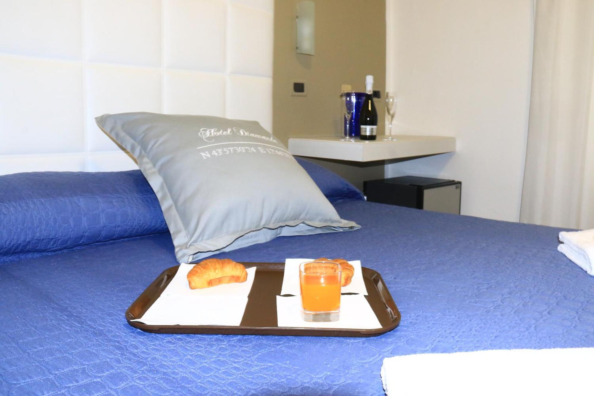 Hotel Diamante Cattolica Esterno foto