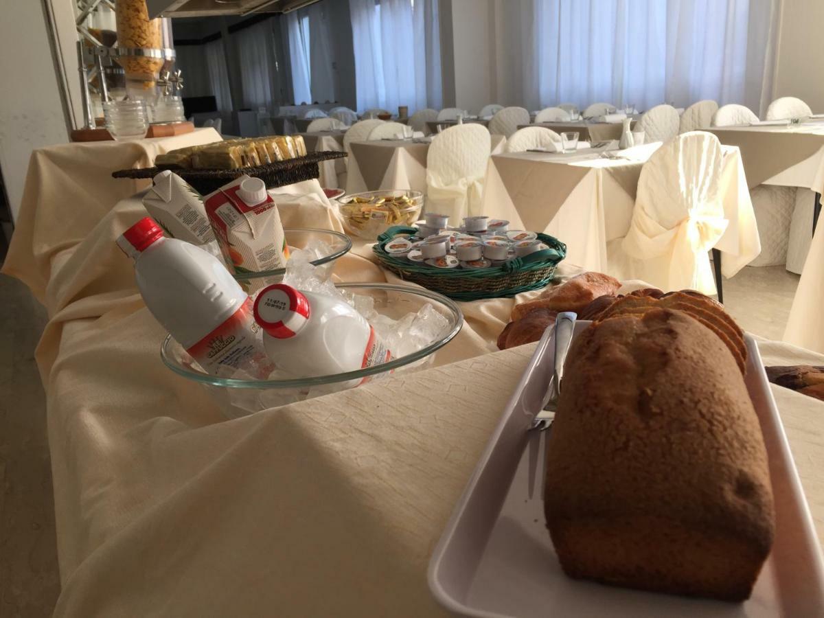 Hotel Diamante Cattolica Esterno foto