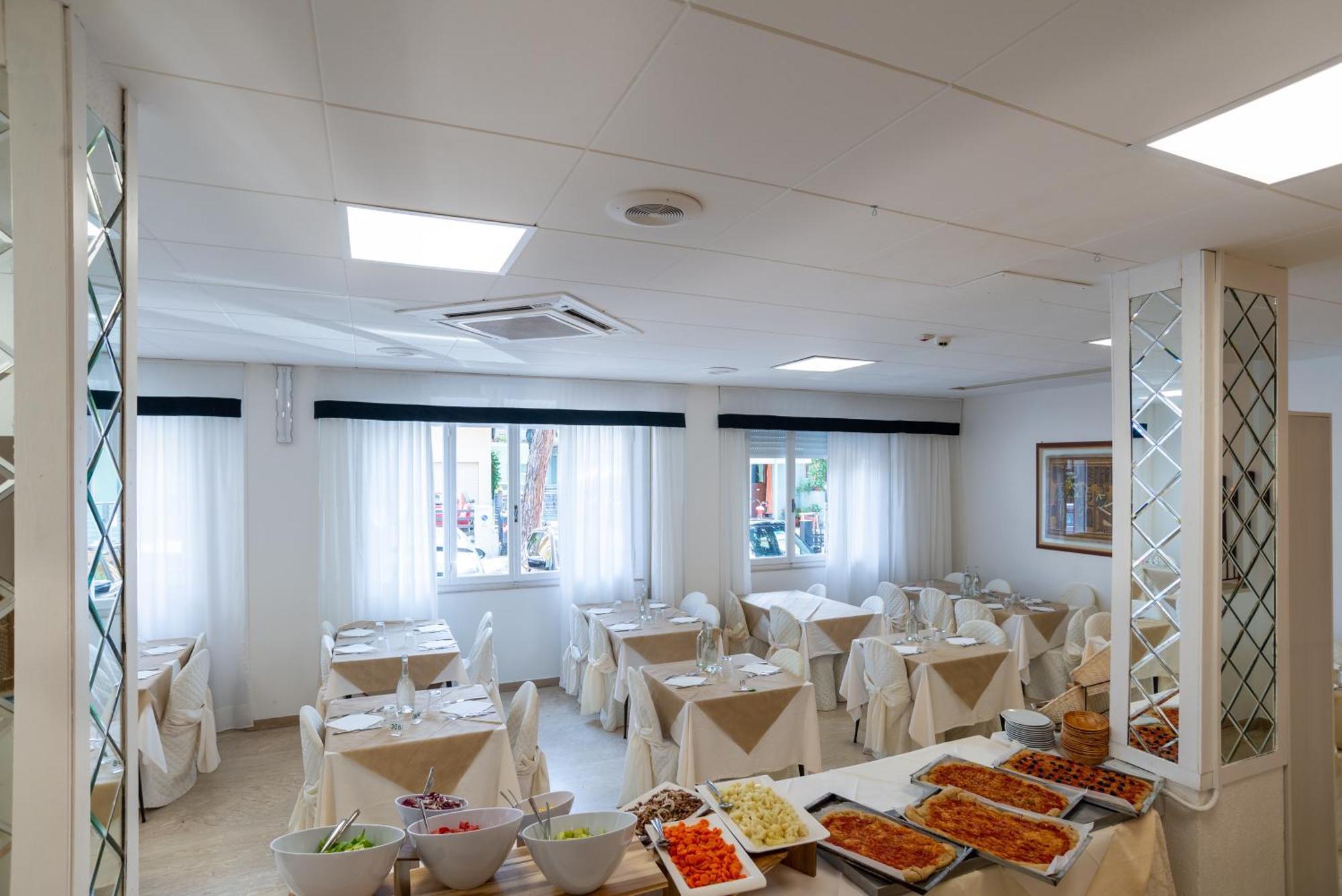 Hotel Diamante Cattolica Esterno foto