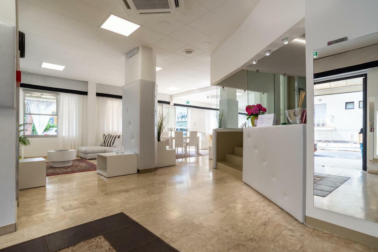 Hotel Diamante Cattolica Esterno foto