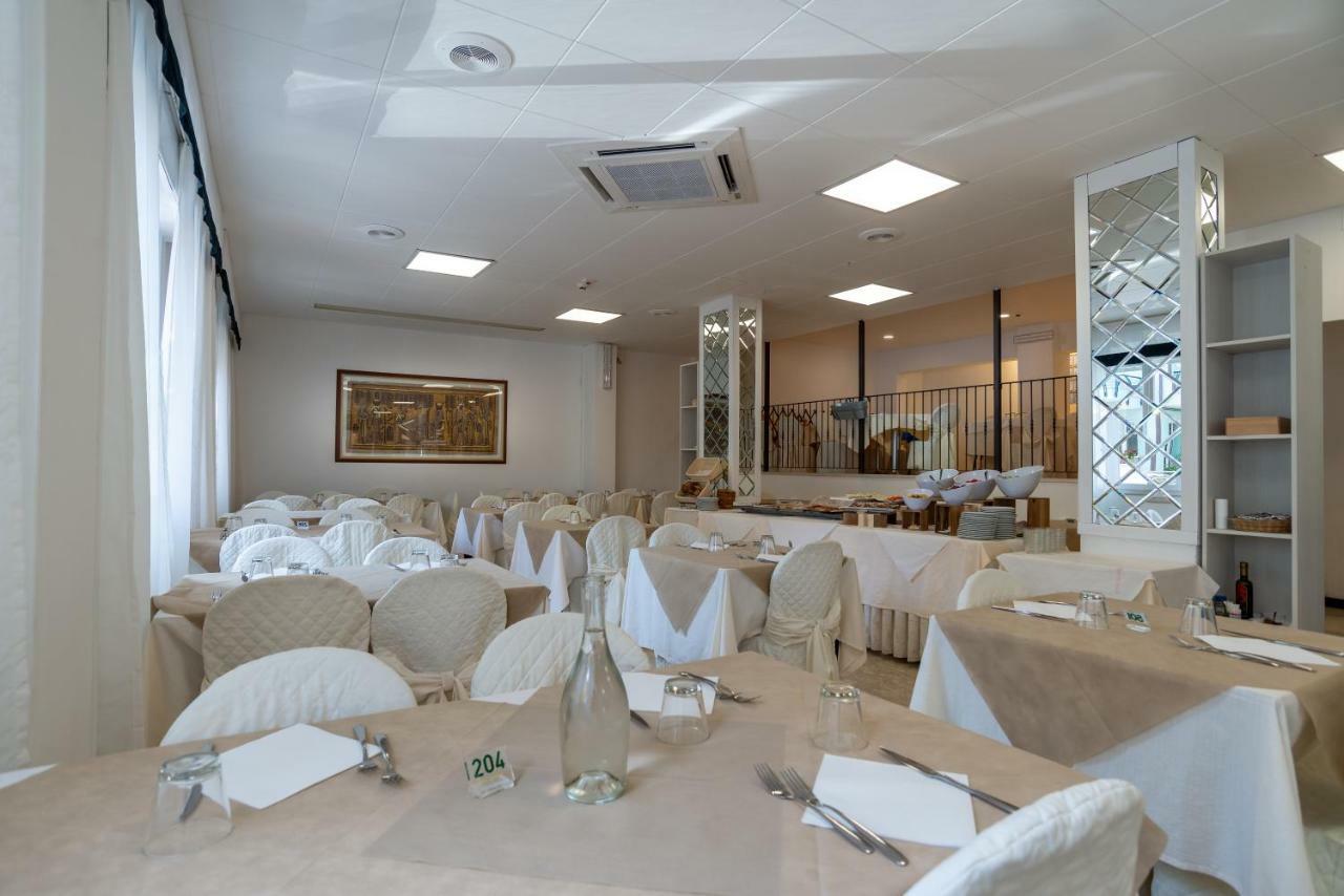 Hotel Diamante Cattolica Esterno foto